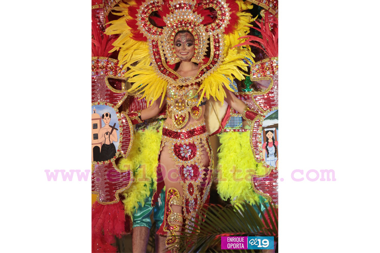 Candidatas a Reina del Carnaval desfilan en traje de fantas&iacute;a